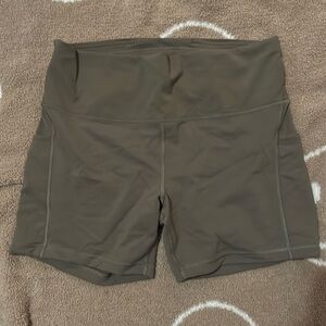 Lululemon align Nomad size 16, 6’ inch shorts with pockets.
EUC